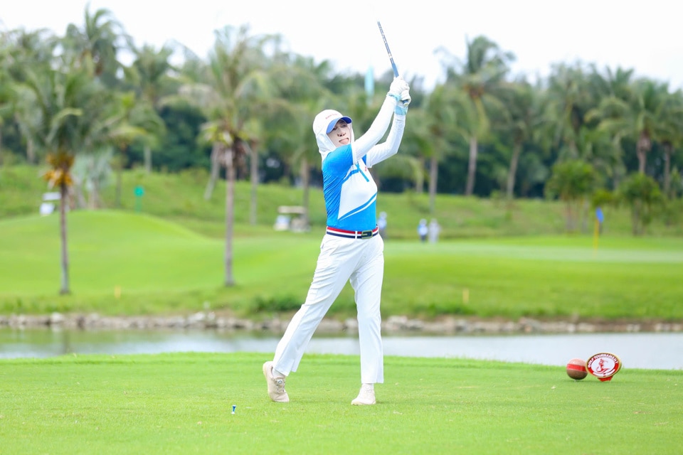 Nữ golfer tham gia giải Giải Golf báo Kinh tế & Đô thị lần 3 năm 2024