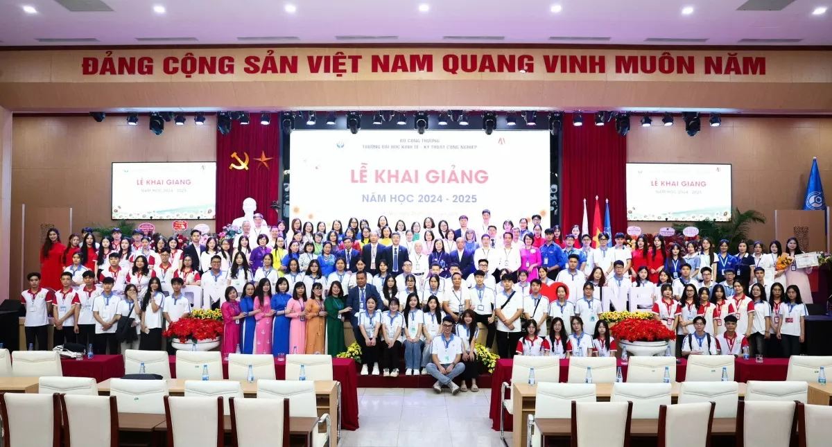 Hàng nghìn sinh viên Trường Đại học Kinh tế-Kỹ thuật Công nghiệp tham gia thi Tìm hiểu truyền thống ngành Công Thương