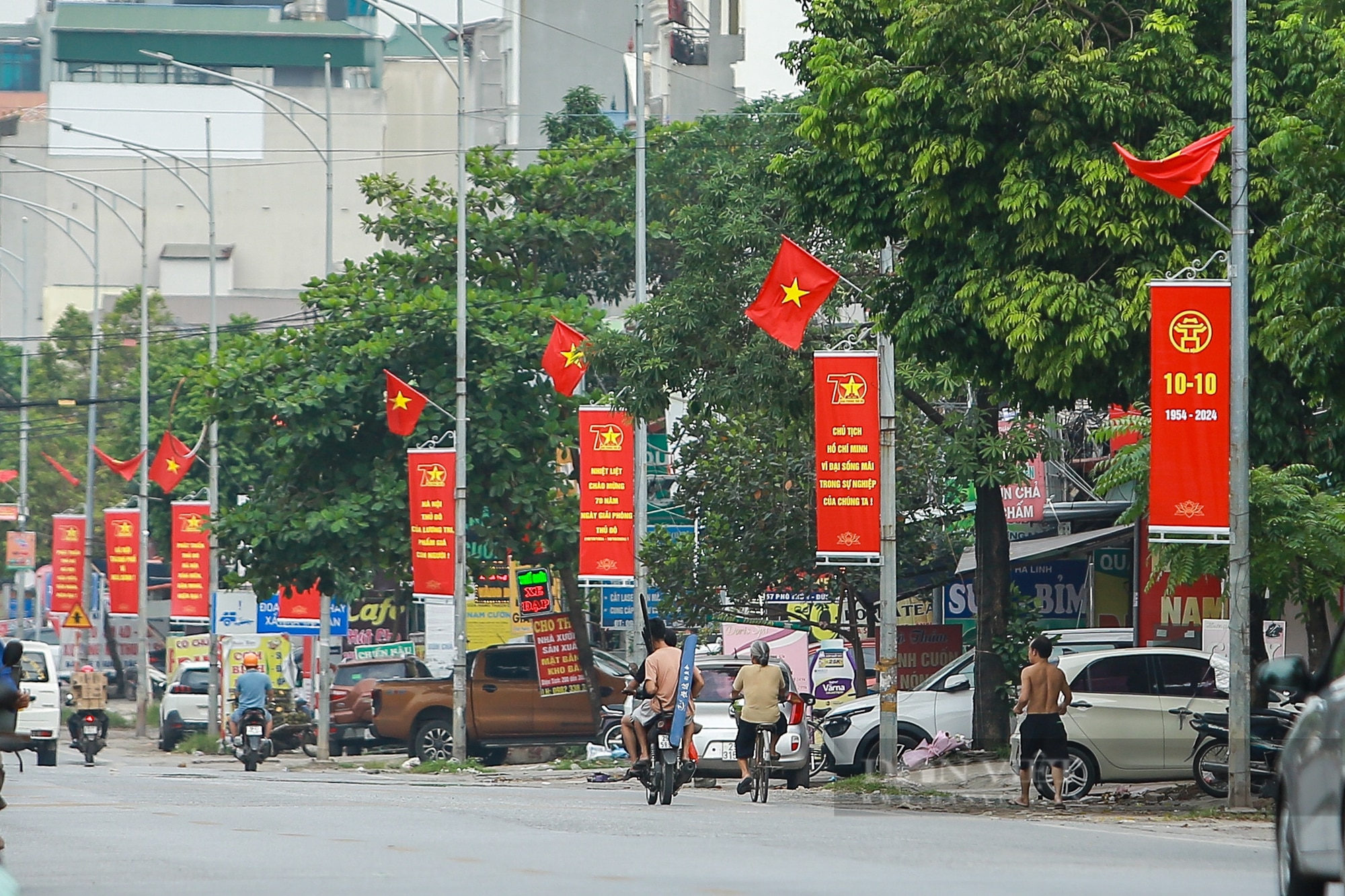 Ngoại thành Hà Nội trang hoàng cờ hoa rực rỡ chào mừng 70 năm Ngày Giải phóng Thủ đô - Ảnh 3.