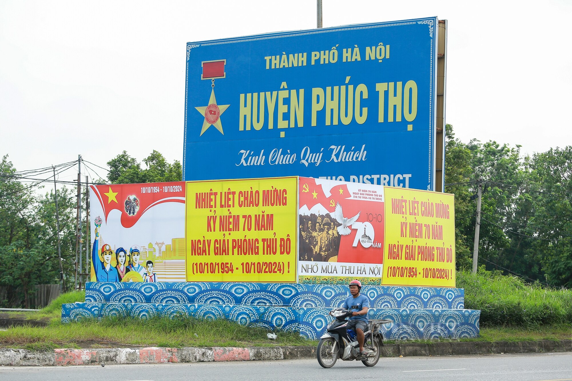 Ngoại thành Hà Nội trang hoàng cờ hoa rực rỡ chào mừng 70 năm Ngày Giải phóng Thủ đô - Ảnh 10.