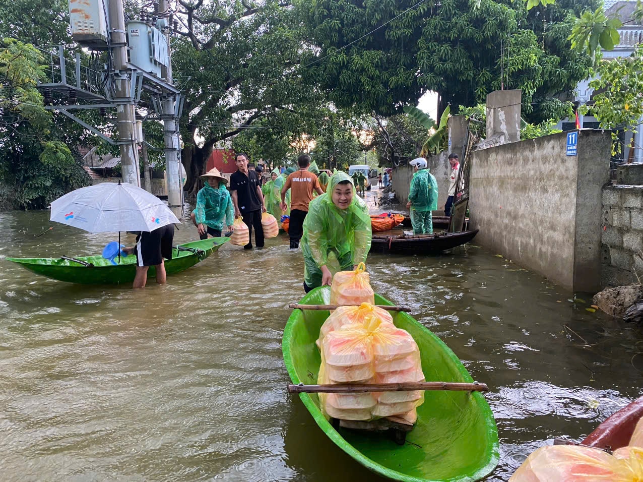 Bếp cơm di động dã chiến: 56.000 phần cơm hỗ trợ vùng lũ - Ảnh 4.