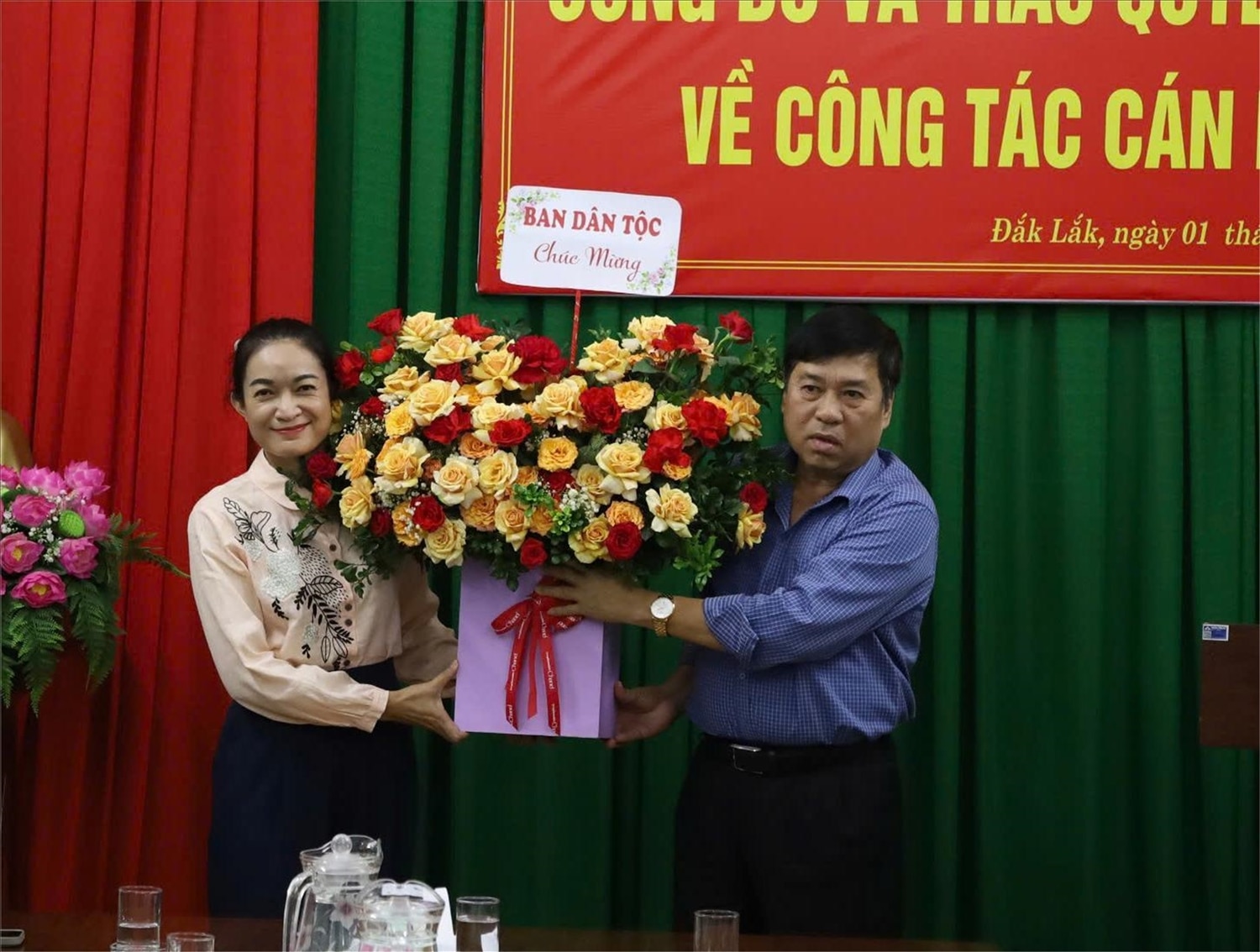 Trưởng Ban Dân tộc tỉnh Đắk Lắk Nguyễn Kính tặng hoa chúc mừng tân Phó trưởng Ban Dân tộc