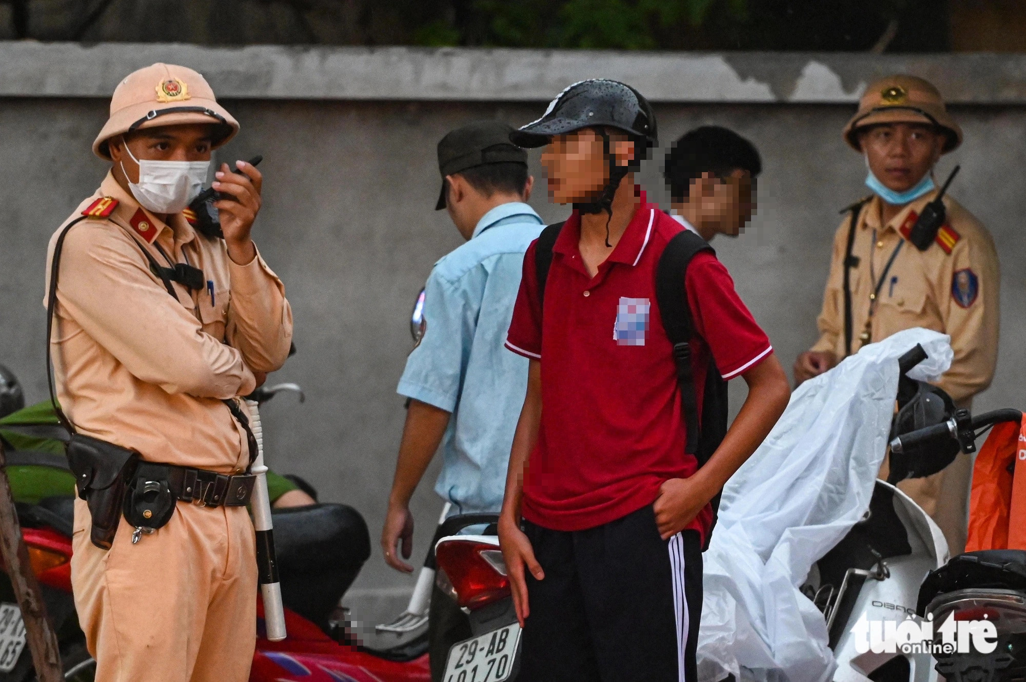 Cao điểm xử lý vi phạm giao thông với học sinh: Phụ huynh xếp hàng chờ cảnh sát lập biên bản - Ảnh 9.