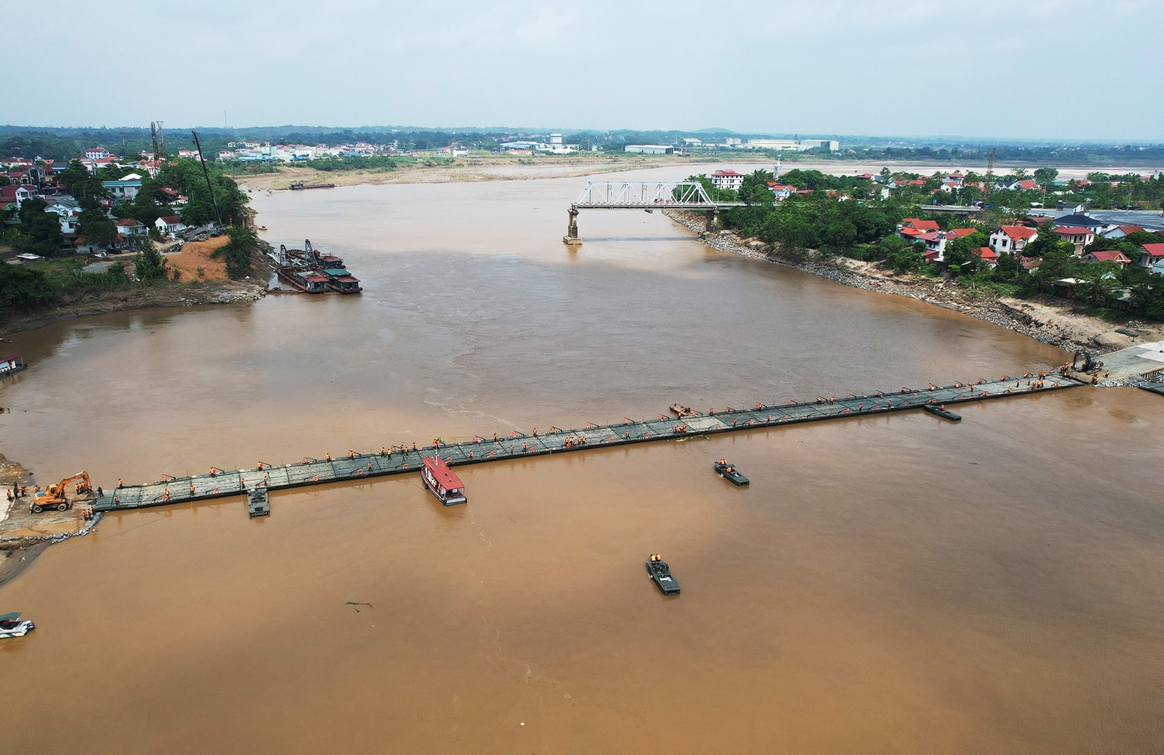 Hình hài cầu phao Phong Châu sau 90 phút lắp đặt