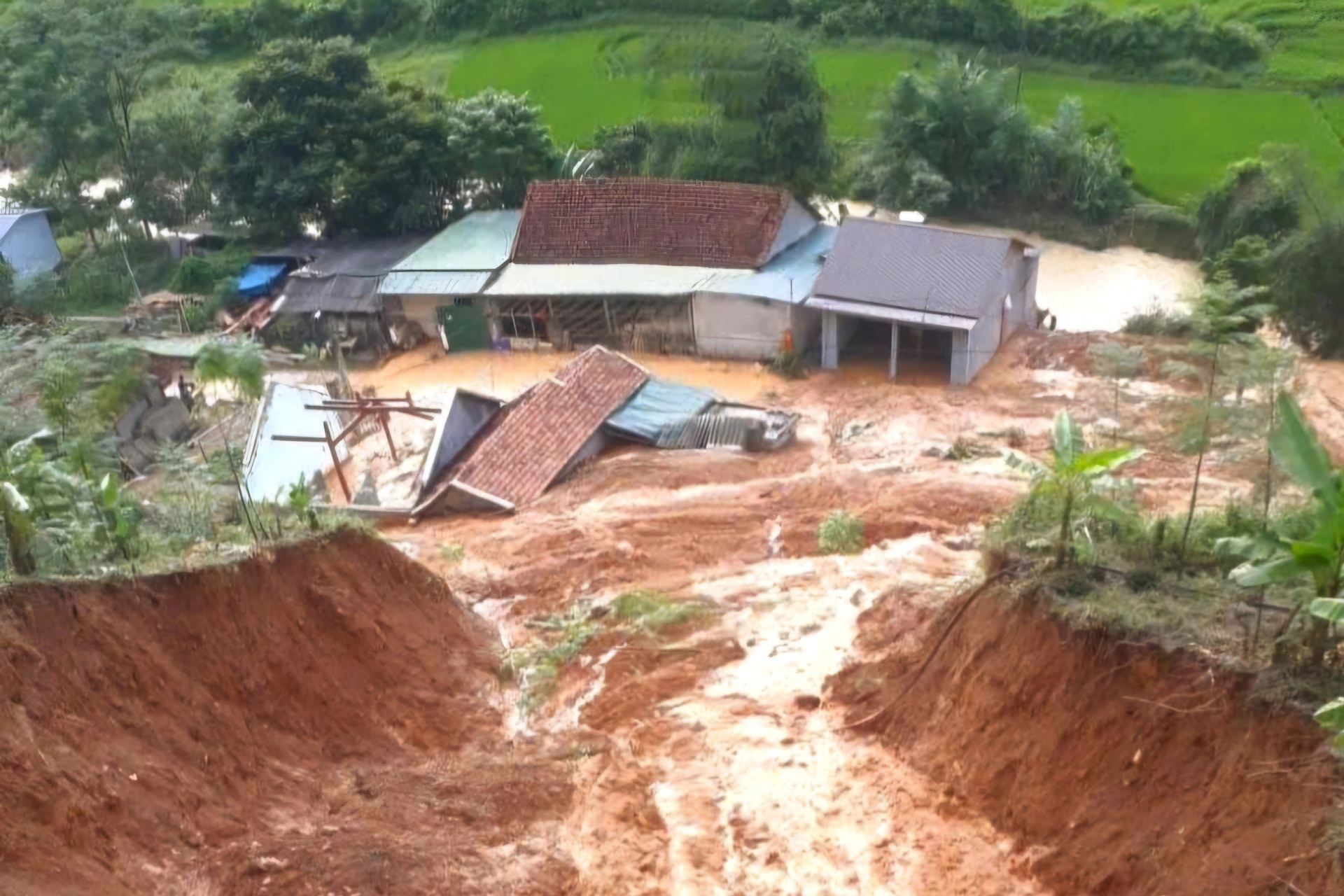 Mưa lũ tàn phá, vùi lấp nhiều nhà dân ở huyện biên giới Nghệ An - 2