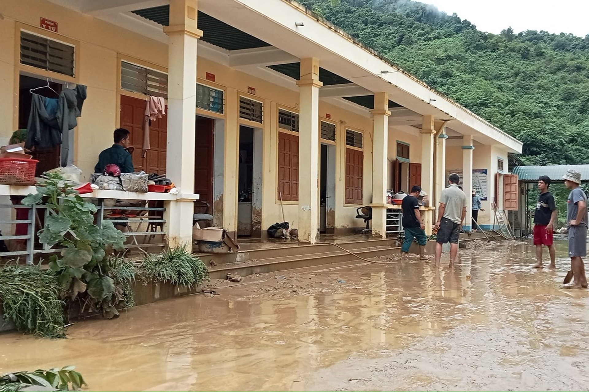 Mưa lũ tàn phá, vùi lấp nhiều nhà dân ở huyện biên giới Nghệ An - 7