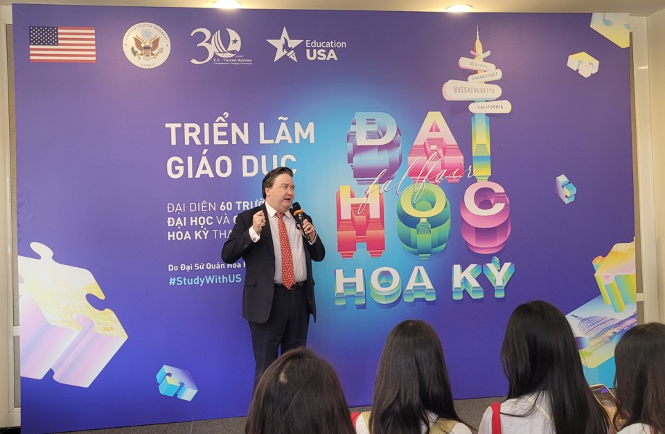 Đại sứ Mỹ tại Việt Nam Marc Knapper phát biểu khai mạc Triển lãm Giáo dục Mỹ EducationUSA 2024. Ảnh: Việt Anh