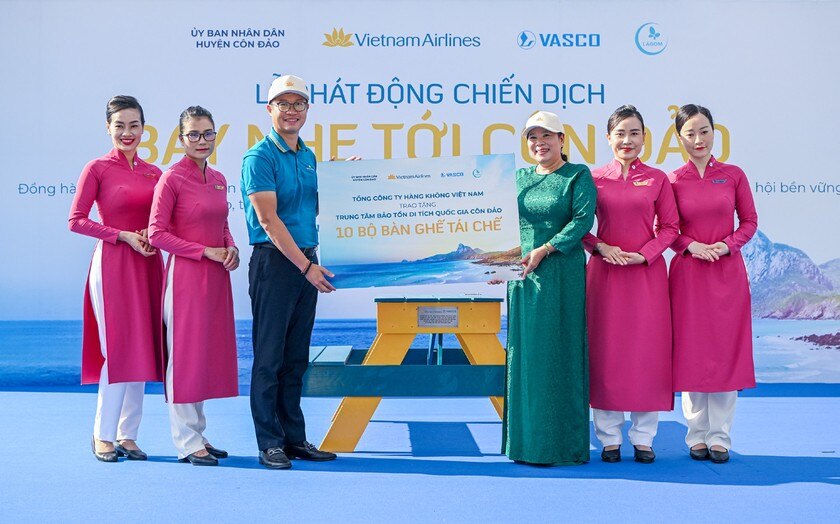 Đại diện Vietnam Airlines trao tặng Côn Đảo 10 bộ bàn ghế từ các sản phẩm tái chế