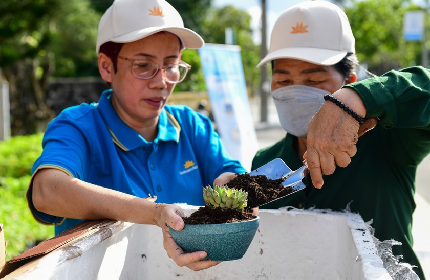 Người dân Côn Đảo hào hứng mang rác thải nhựa tới và tự chọn cho mình một chậu cây đầy ý nghiã.