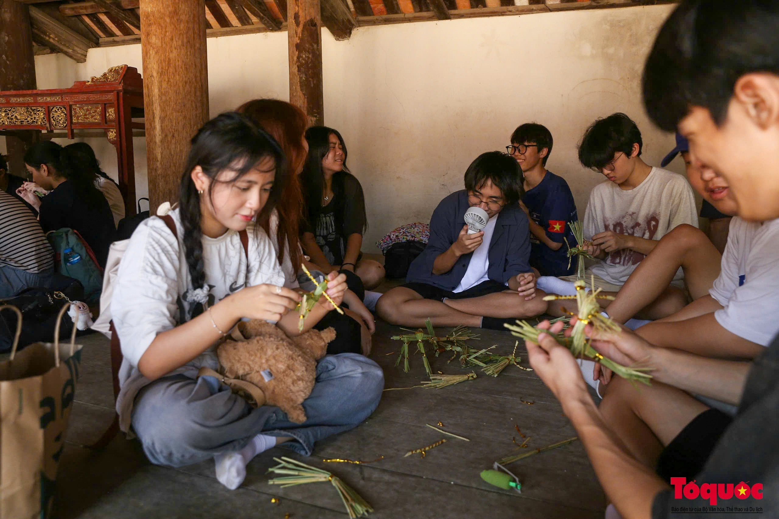 Nghệ nhân làng cổ Đường Lâm biến rơm, rạ thành sản phẩm du lịch hấp dẫn - Ảnh 12.