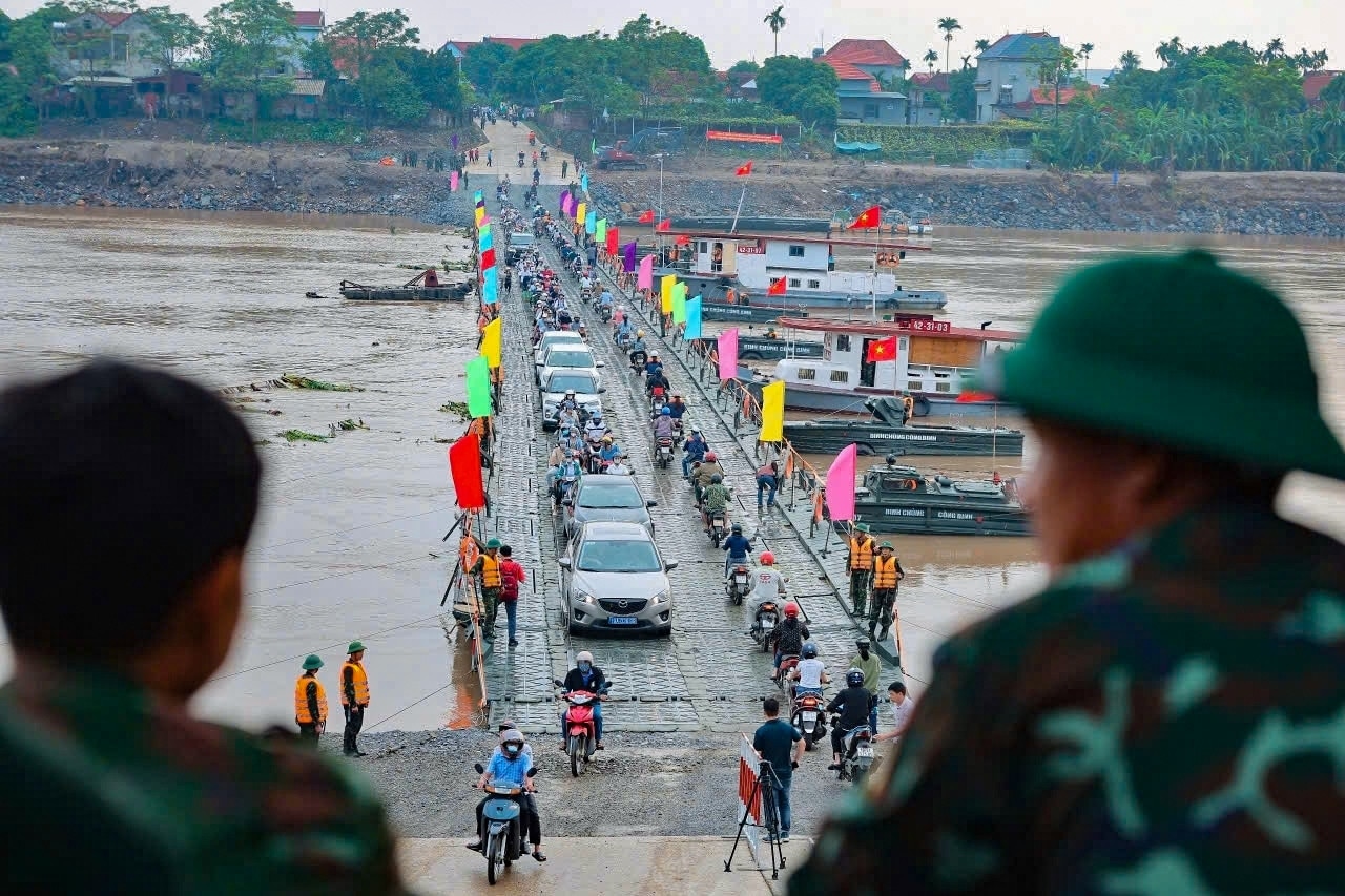 Ngày đầu tiên người dân đi qua cầu phao Phong Châu