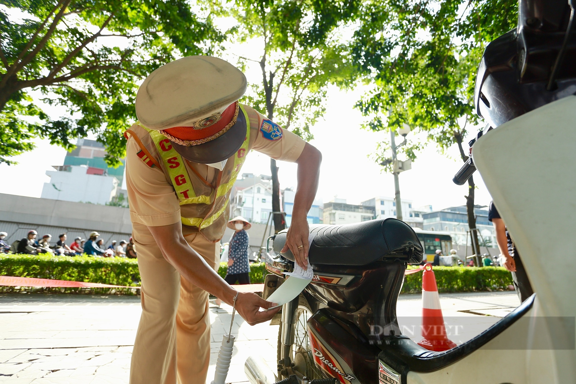 Thấy bóng dáng CSGT, học sinh đầu trần vội vã phóng xe quay đầu bỏ chạy- Ảnh 12.