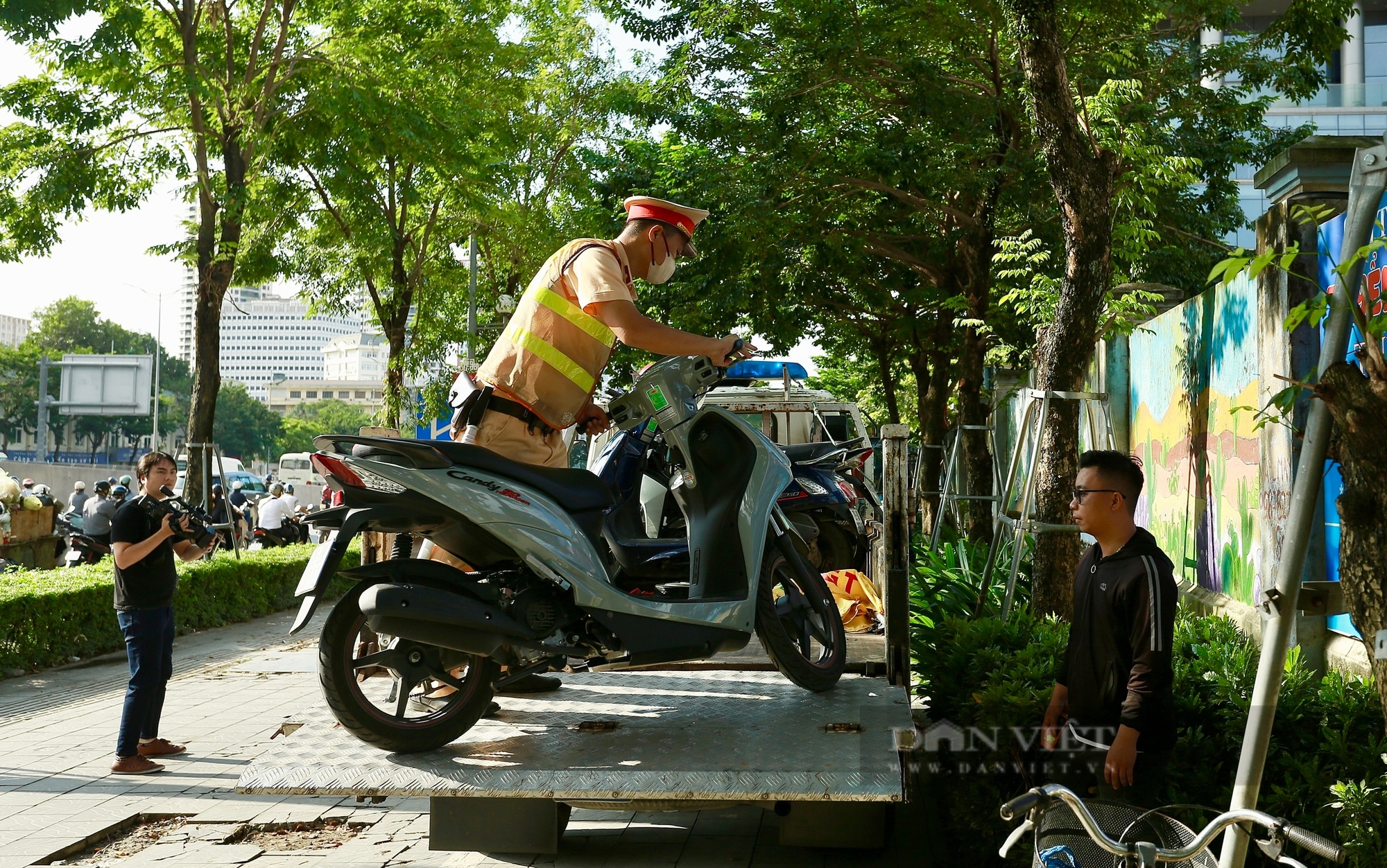 Thấy bóng dáng CSGT, học sinh đầu trần vội vã phóng xe quay đầu bỏ chạy- Ảnh 13.