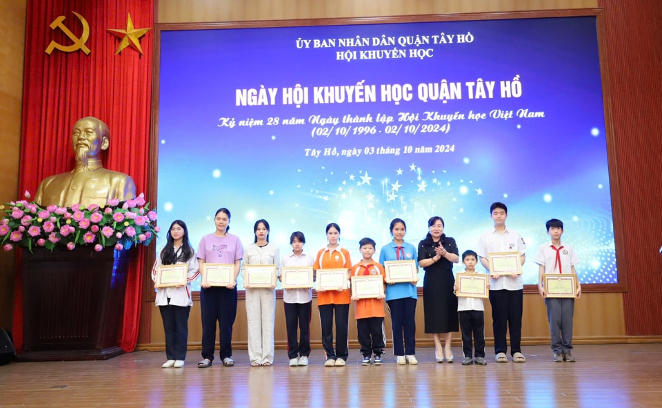 Lãnh đạo quận Tây Hồ trao khen thưởng cho các học sinh có thành tích cao trong học tập, truyền cảm hứng về văn hoá đọc trong học sinh, sinh viên.