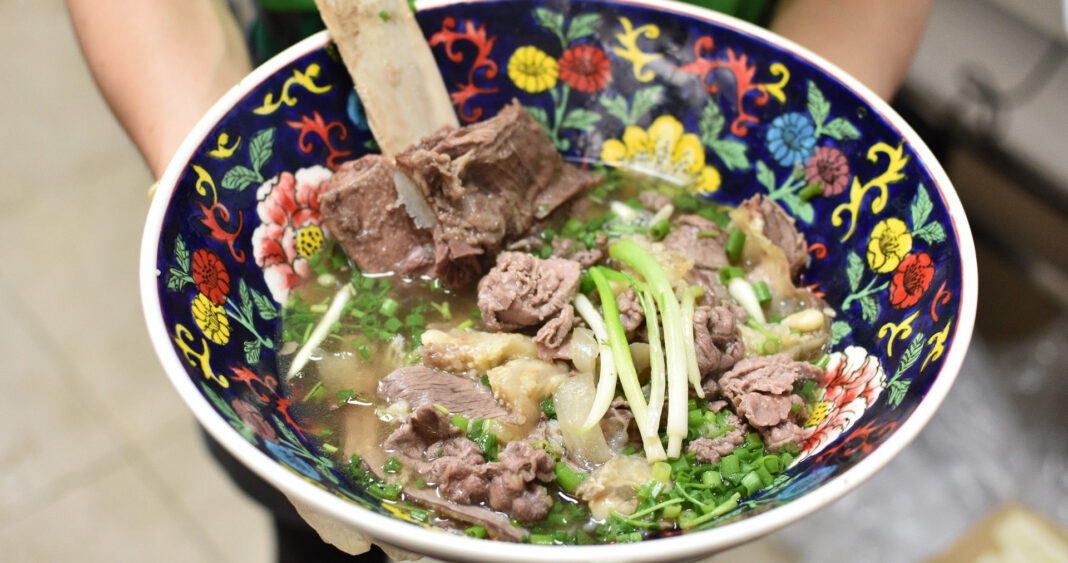 Món phở gần nửa cân thịt ở Hà Nội: Đựng trong tô khổng lồ, giới hạn suất ăn/ngày