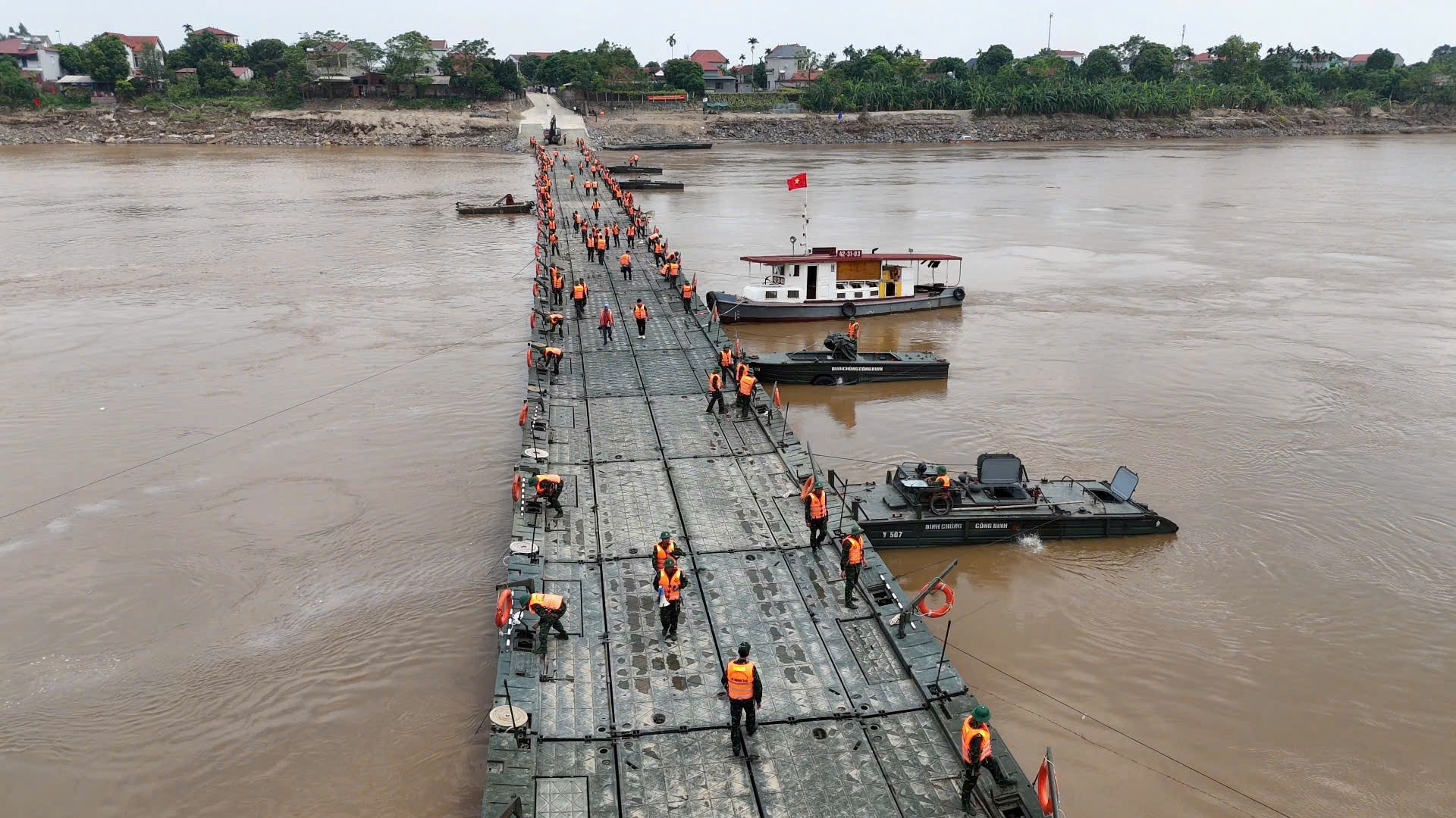 Phà quân sự thay thế cầu phao Phong Châu hoạt động phục vụ người dân - Ảnh 4.