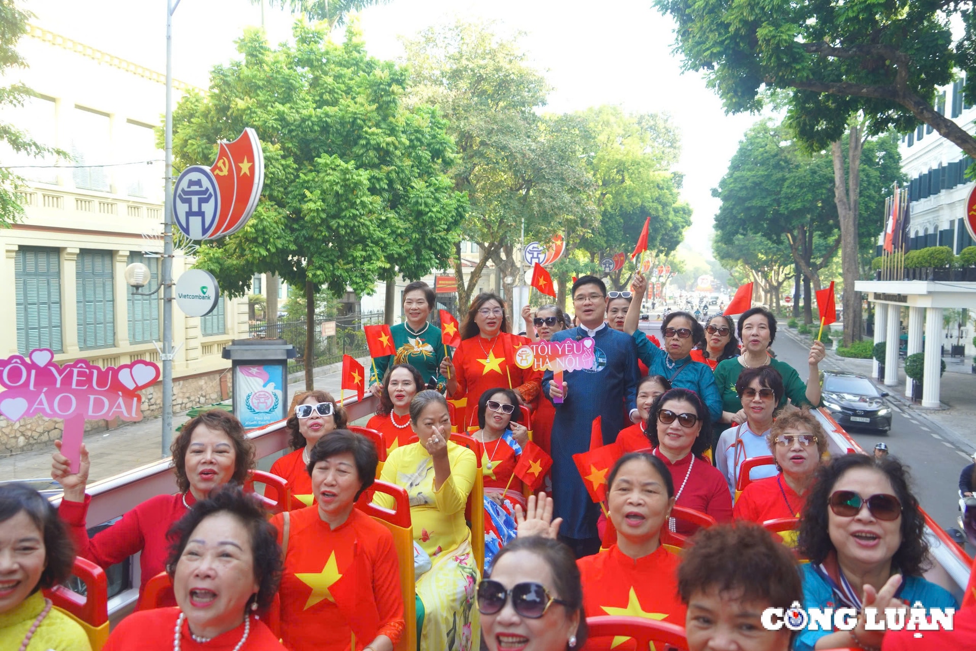 du khach dien ao dai ngam thu do ha noi tren xe buyt hinh 2