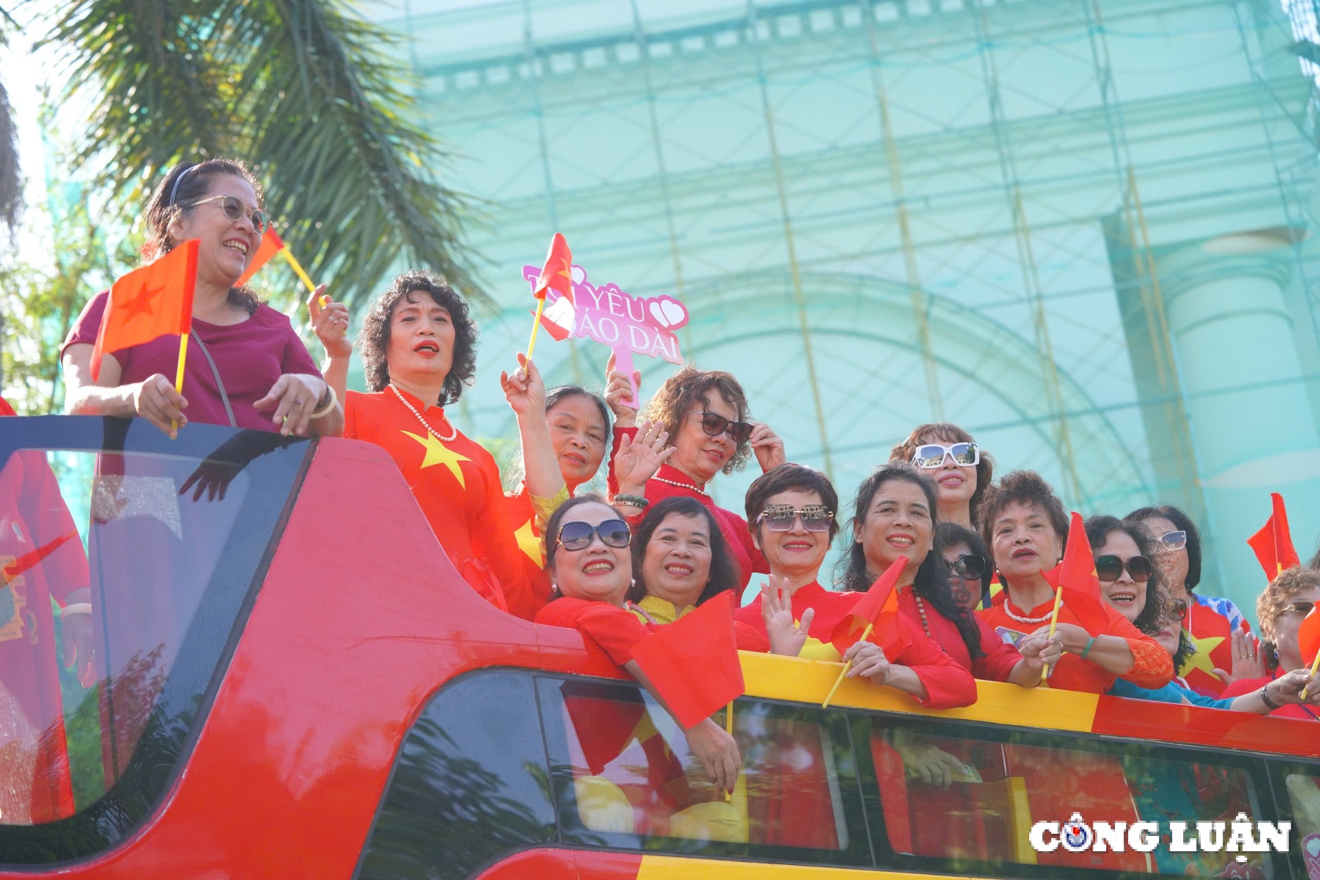 du khach dien ao dai ngam thu do ha noi tren xe buyt hinh 3