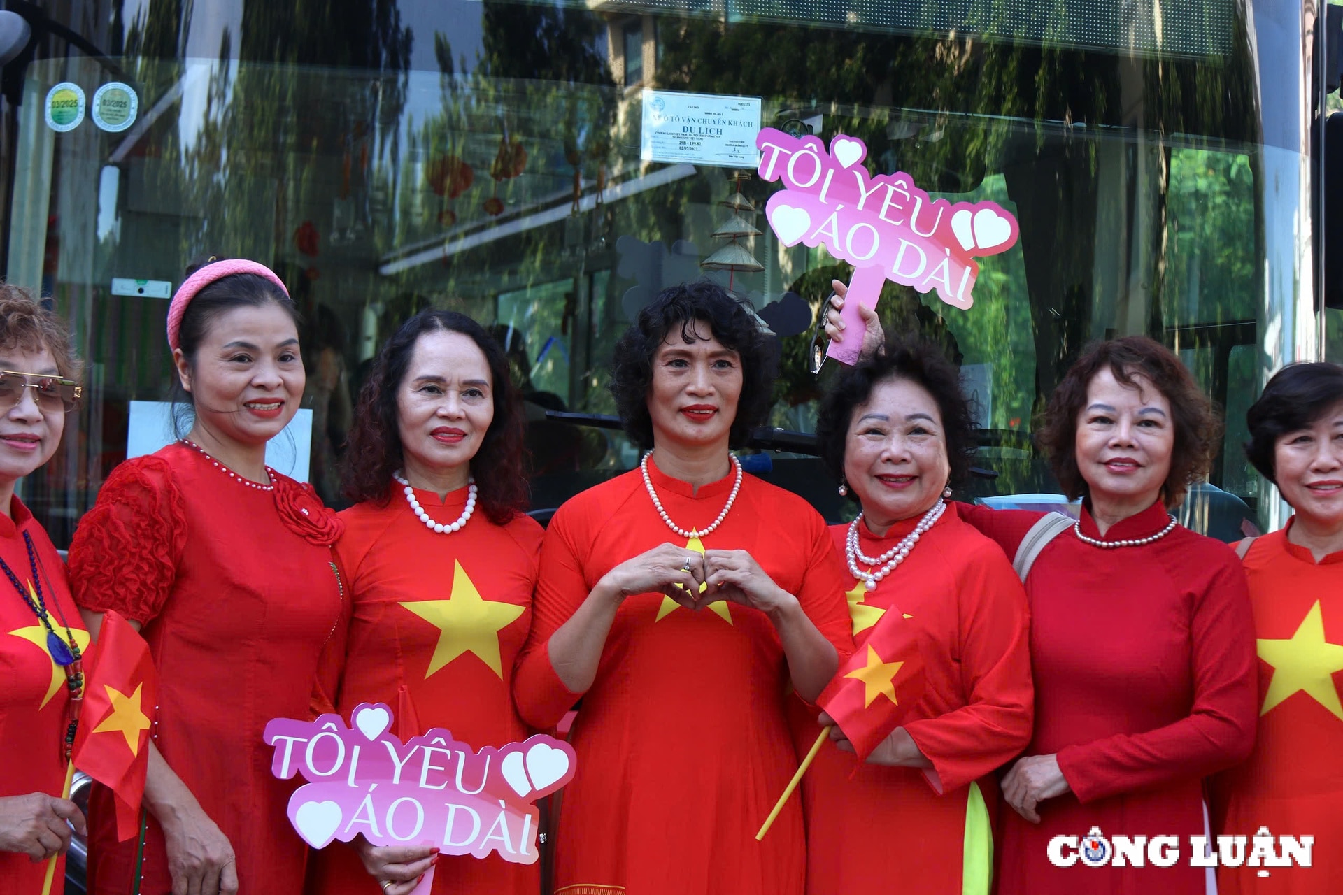 du khach dien ao dai ngam thu do ha noi tren xe buyt hinh 4