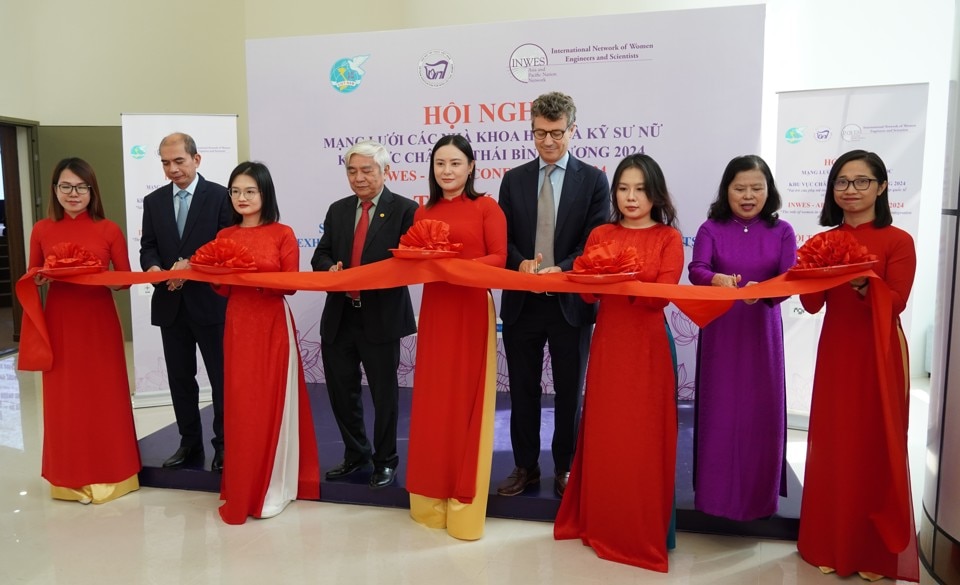 Trưởng Đại diện UNESCO tại Việt Nam Jonathan Baker, nguyên Bộ trưởng Bộ Khoa học & Công nghệ Nguyễn Quân cùng các đại biểu cắt băng khai trương Triển lãm sản phẩm khoa học và công nghệ của các nhà khoa học nữ tại Hội nghị NWES-APNN 2024. Ảnh: Việt Anh 