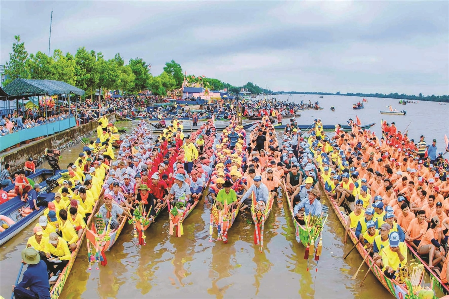 Công tác bảo tồn văn hóa truyền thống của đồng bào dân tộc Khmer được quan tâm chú trọng. (Trong ảnh: Lễ hội đua ghe ngo của đồng bào Khmer. Ảnh: Như Tâm)