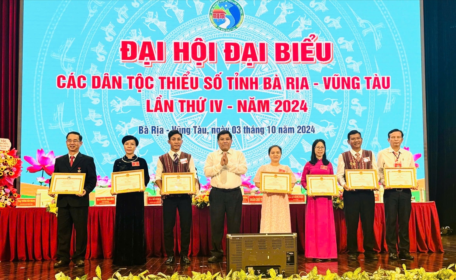  Ông Y Thông Thứ trưởng, Phó chủ nhiệm Ủy ban Dân tộc trao Bằng khen của Bộ trưởng, Chủ nhiệm UBDT cho các tập thể và cá nhân nhân dịp Đại hội Đại biểu các DTTS tỉnh Bà Rịa - Vũng Tàu lần IV, năm 2024