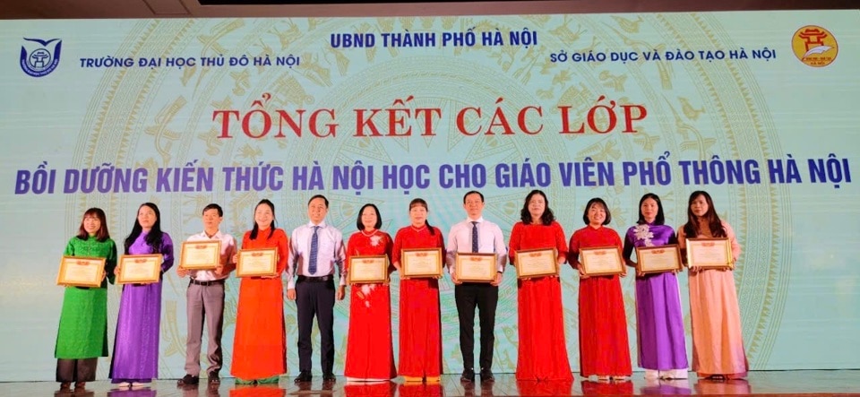 Trường Đại học Thủ đô trao thưởng cho có hơn 200 học viên có nhiều thành tích xuất sắc trong đợt bồi dưỡng.