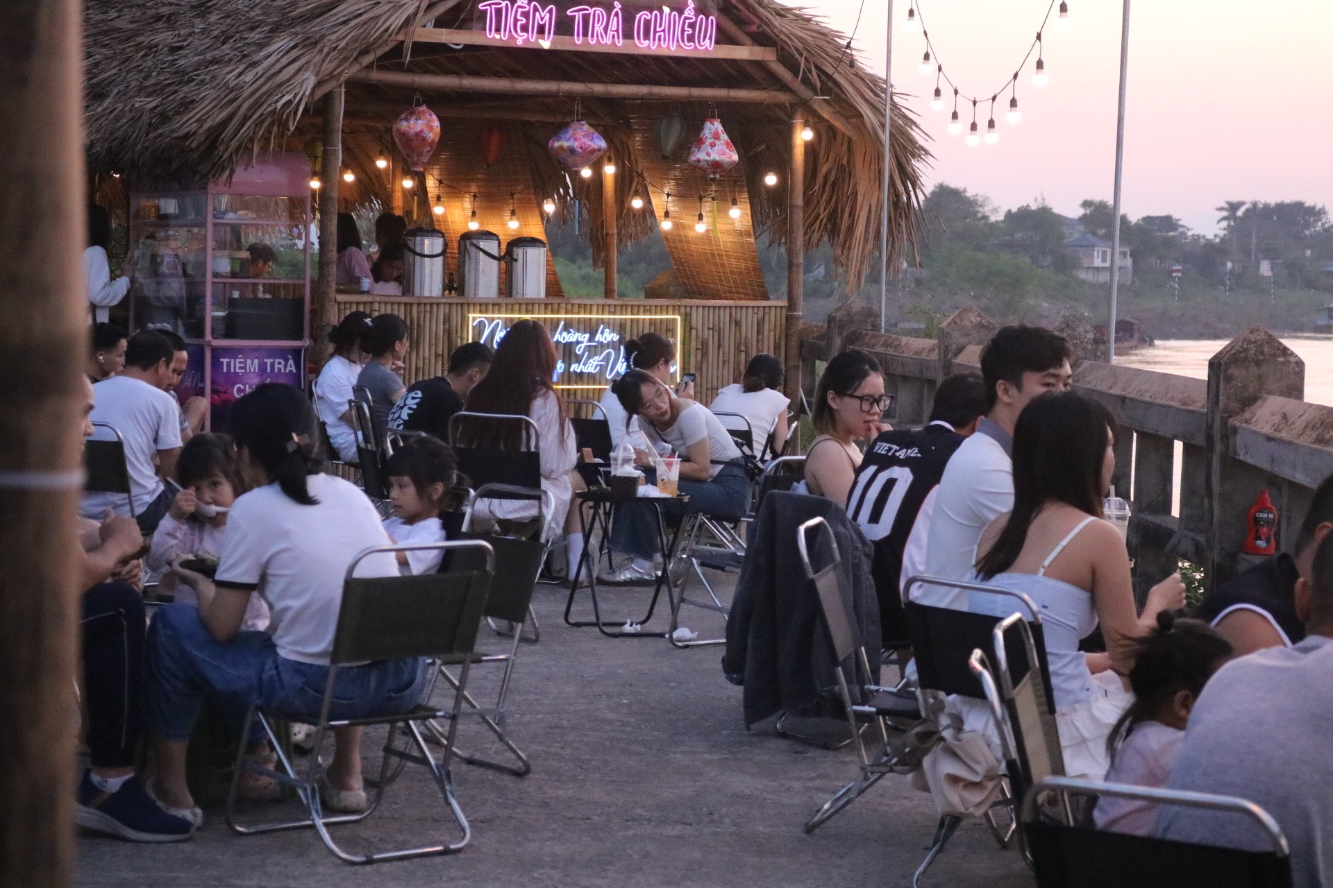 Giới trẻ rủ nhau check in nơi ngắm hoàng hôn mới cực chill ở Hà Nội ảnh 3