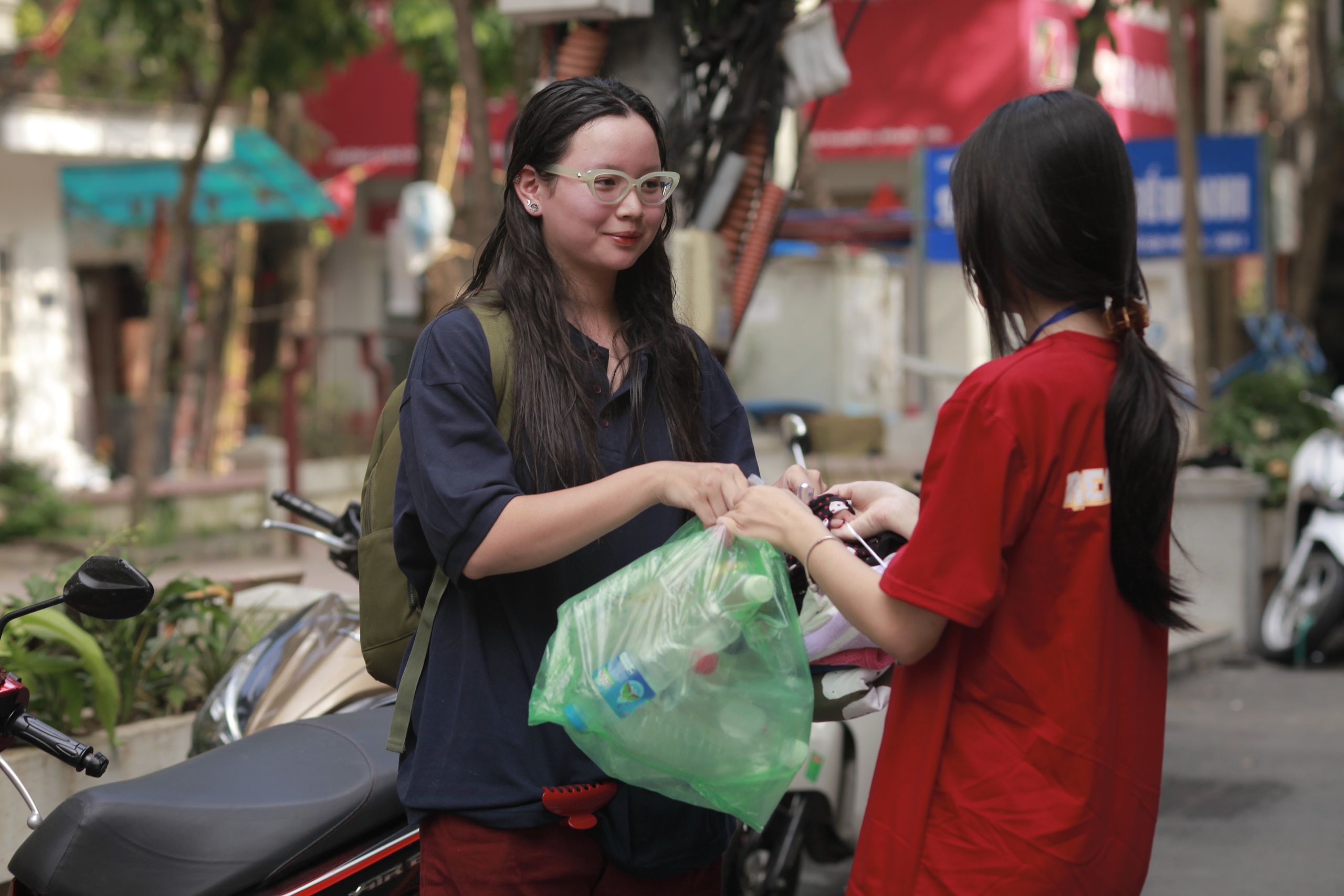 Học sinh Hà Nội “thu gom, tái chế” gần 7 tấn giấy, sách truyện và quần áo cũ- Ảnh 2.