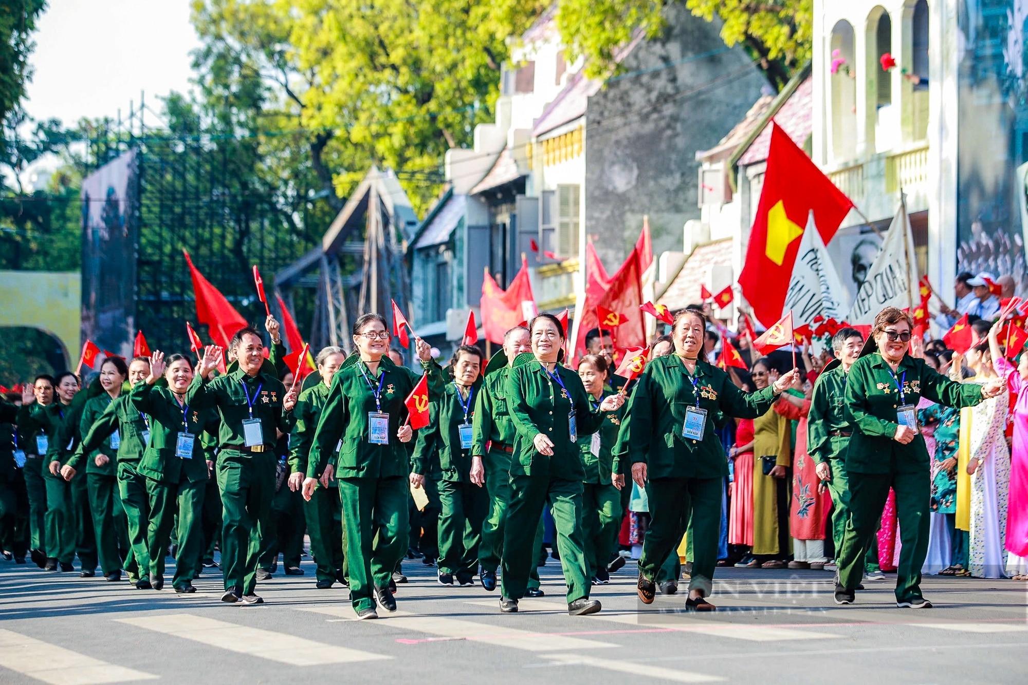 Tái hiện khoảnh khắc đoàn quân hào hùng tiến về Hà Nội bên hồ Gươm- Ảnh 12.