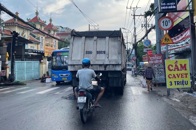 Cận cảnh xe ben tải trọng lớn lưu thông vào đường cấm, giờ cấm ở TPHCM ảnh 4