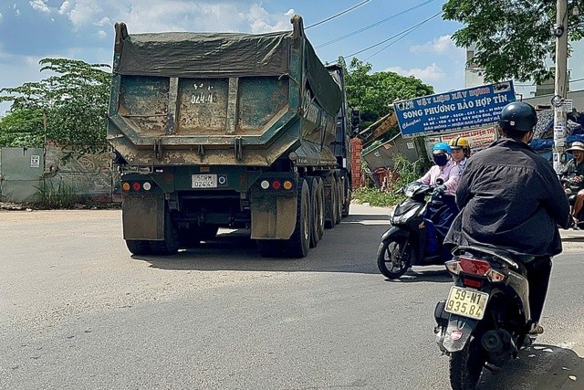 Cận cảnh xe ben tải trọng lớn lưu thông vào đường cấm, giờ cấm ở TPHCM ảnh 6