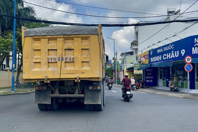 Cận cảnh xe ben tải trọng lớn lưu thông vào đường cấm, giờ cấm ở TPHCM ảnh 8