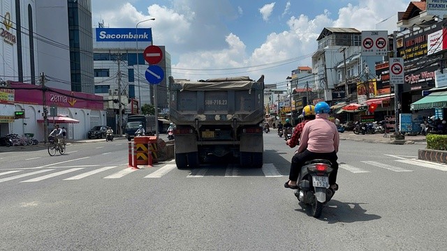 Cận cảnh xe ben tải trọng lớn lưu thông vào đường cấm, giờ cấm ở TPHCM ảnh 9