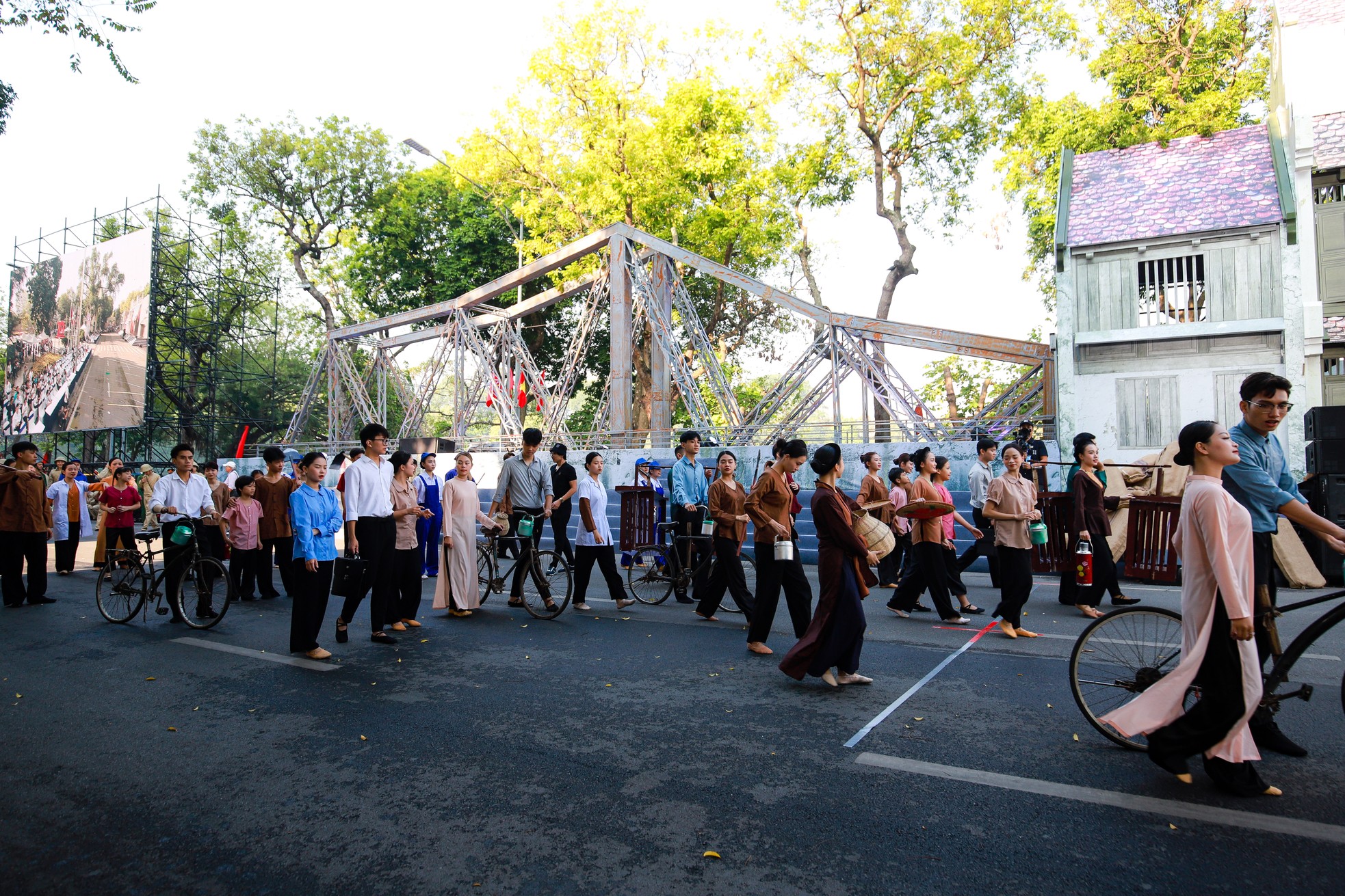 Hình ảnh đoàn quân tiến về Hà Nội năm 1954 được tái hiện tại hồ Gươm ảnh 10