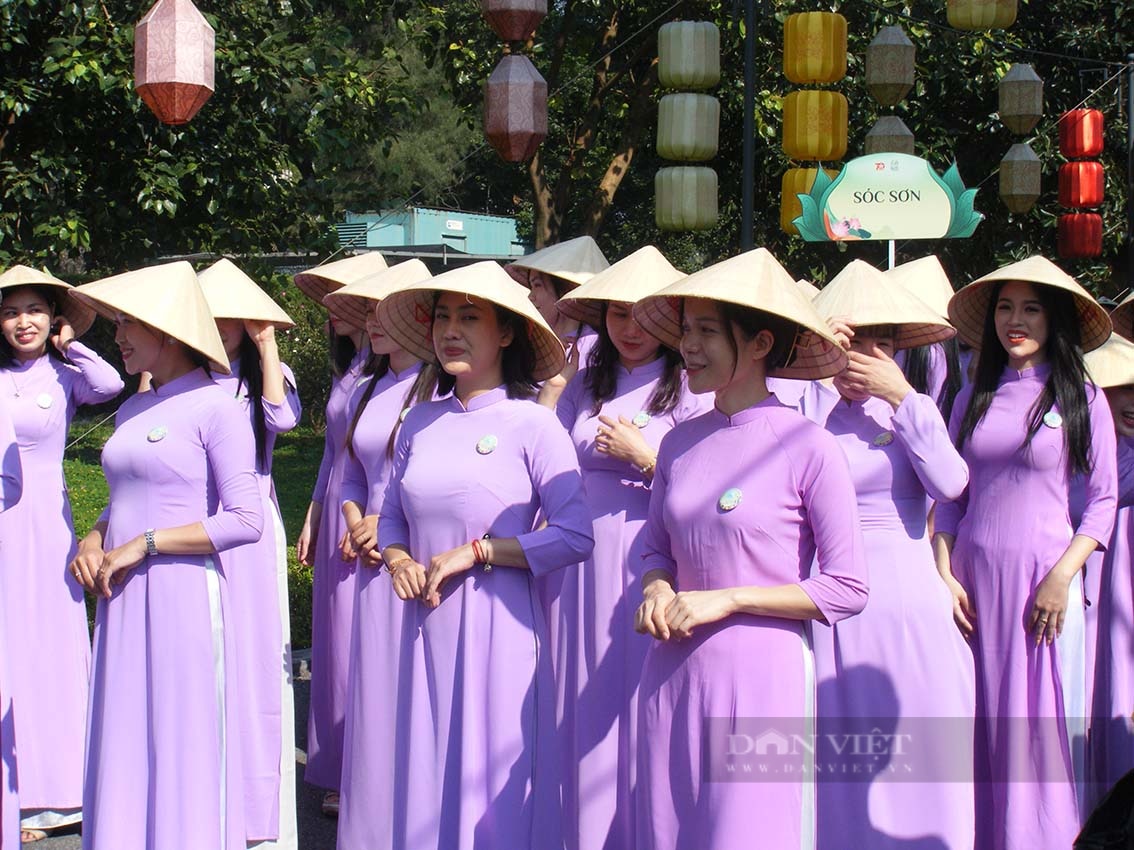 Nữ sinh Hà Thành đẹp như trăng rằm trong tà áo dài tại Carnaval áo dài du lịch Hà Nội 2024  - Ảnh 4.