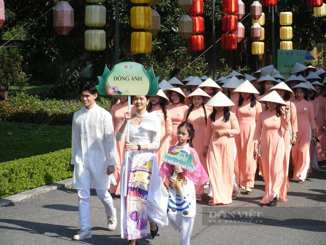 Nữ sinh Hà Thành đẹp như trăng rằm trong tà áo dài tại Carnaval áo dài du lịch Hà Nội 2024  - Ảnh 9.