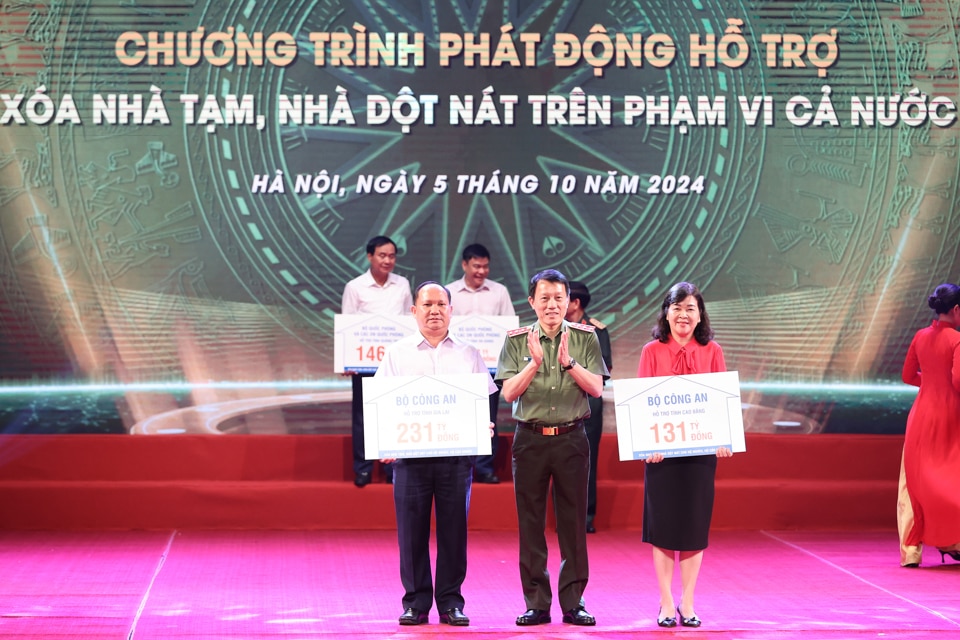 Bộ trưởng Bộ Công an Lương Tam Quang trao kinh phí của Bộ Công an ủng hộ các địa phương xoá nhà tạm, nhà dột nát. Ảnh: VGP