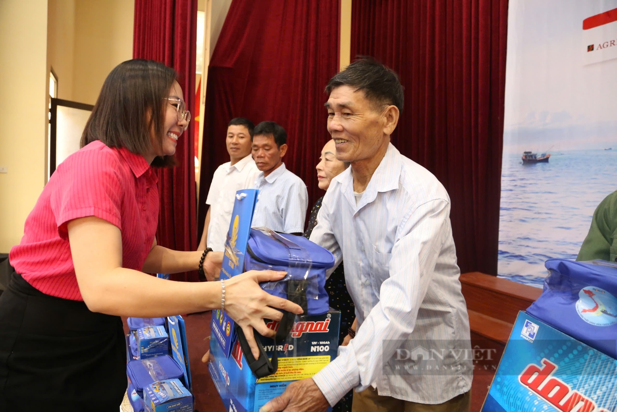 “Cùng ngư dân thắp sáng đèn trên biển”, khơi dậy tình yêu chủ quyền biển, đảo của ngư dân Hà Tĩnh- Ảnh 2.