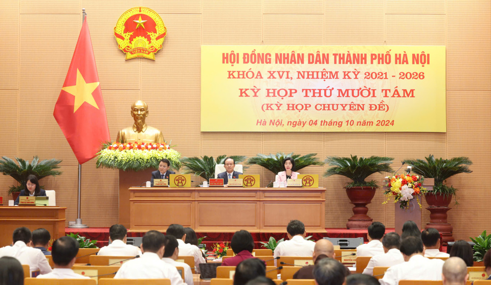  Chủ tọa kỳ họp điều hành phiên làm việc sáng 4/10