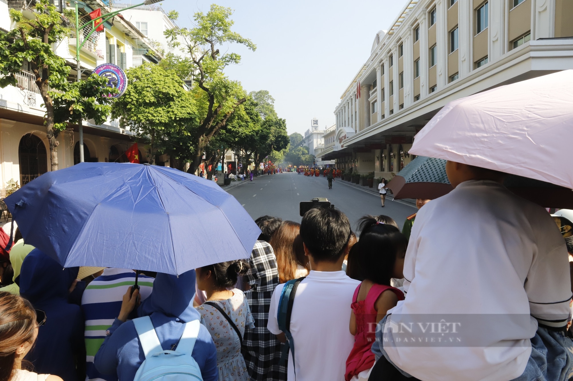 Người dân vỡ òa cảm xúc khi đoàn diễu hành đi ngang qua các tuyến phố Thủ đô- Ảnh 6.