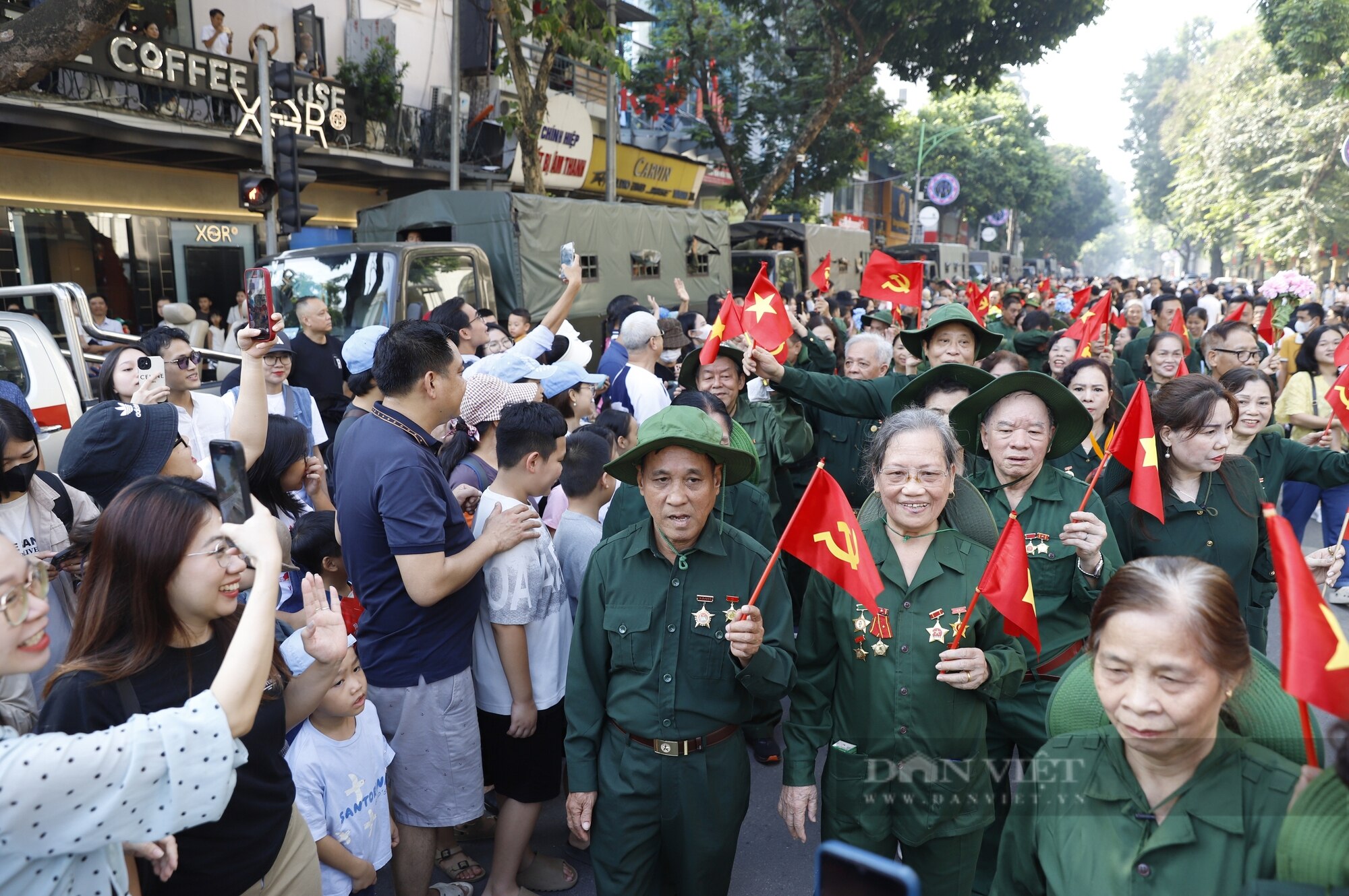 Người dân vỡ òa cảm xúc khi đoàn diễu hành đi ngang qua các tuyến phố Thủ đô- Ảnh 10.