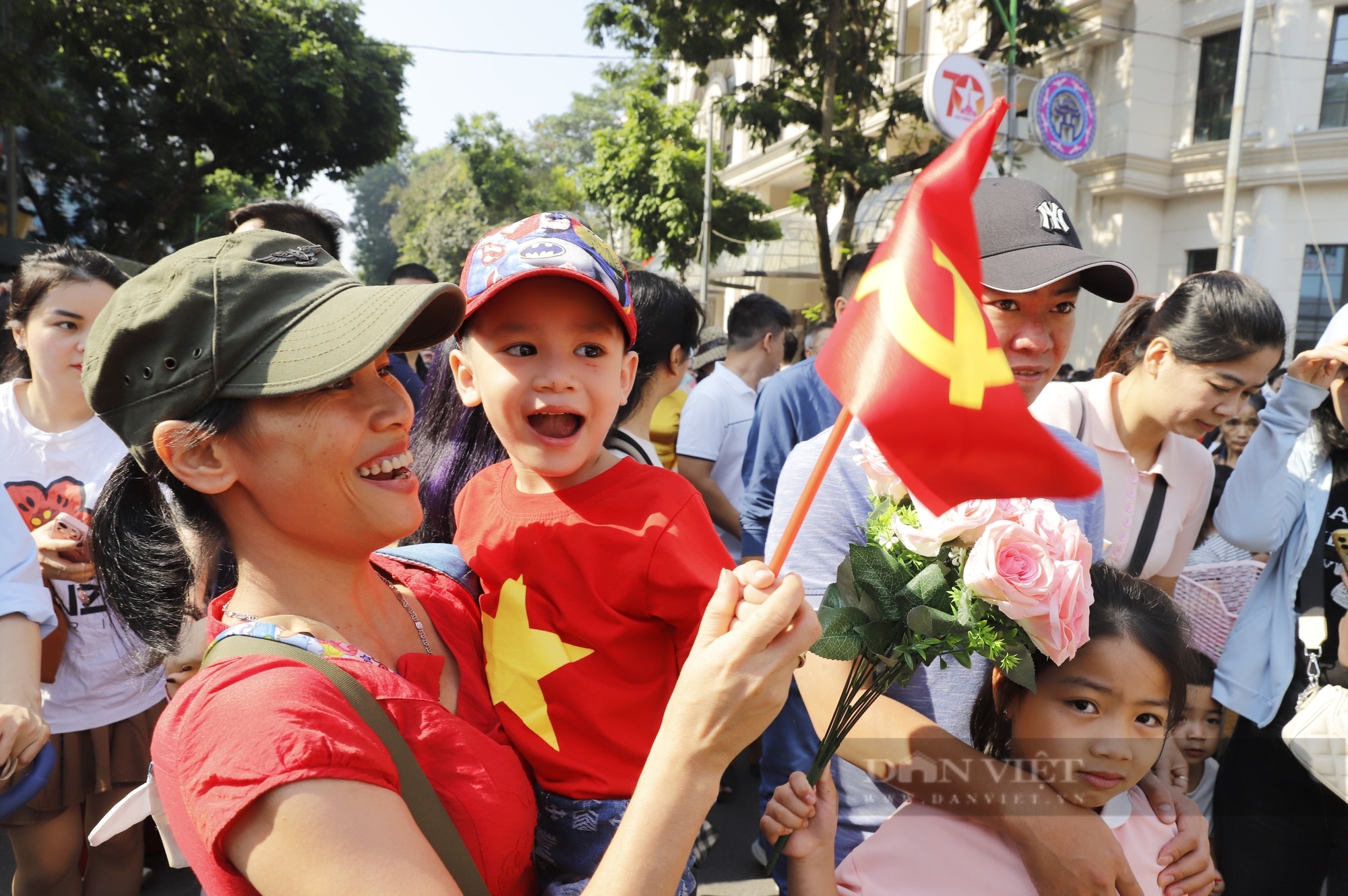 Người dân vỡ òa cảm xúc khi đoàn diễu hành đi ngang qua các tuyến phố Thủ đô- Ảnh 12.