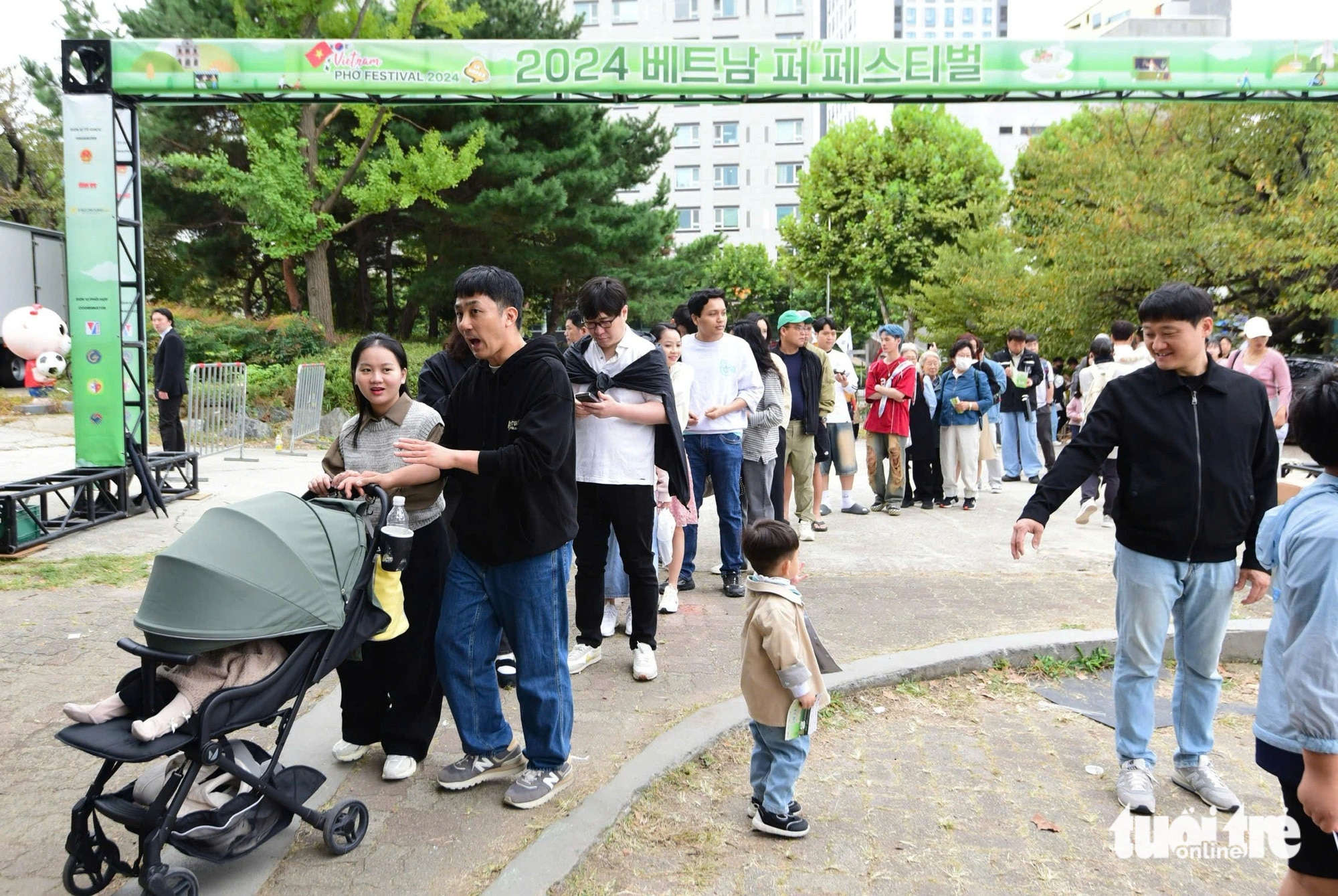 Khách nườm nượp, xếp hàng dài chờ vào Vietnam Phở Festival tại Seoul - Ảnh 1.