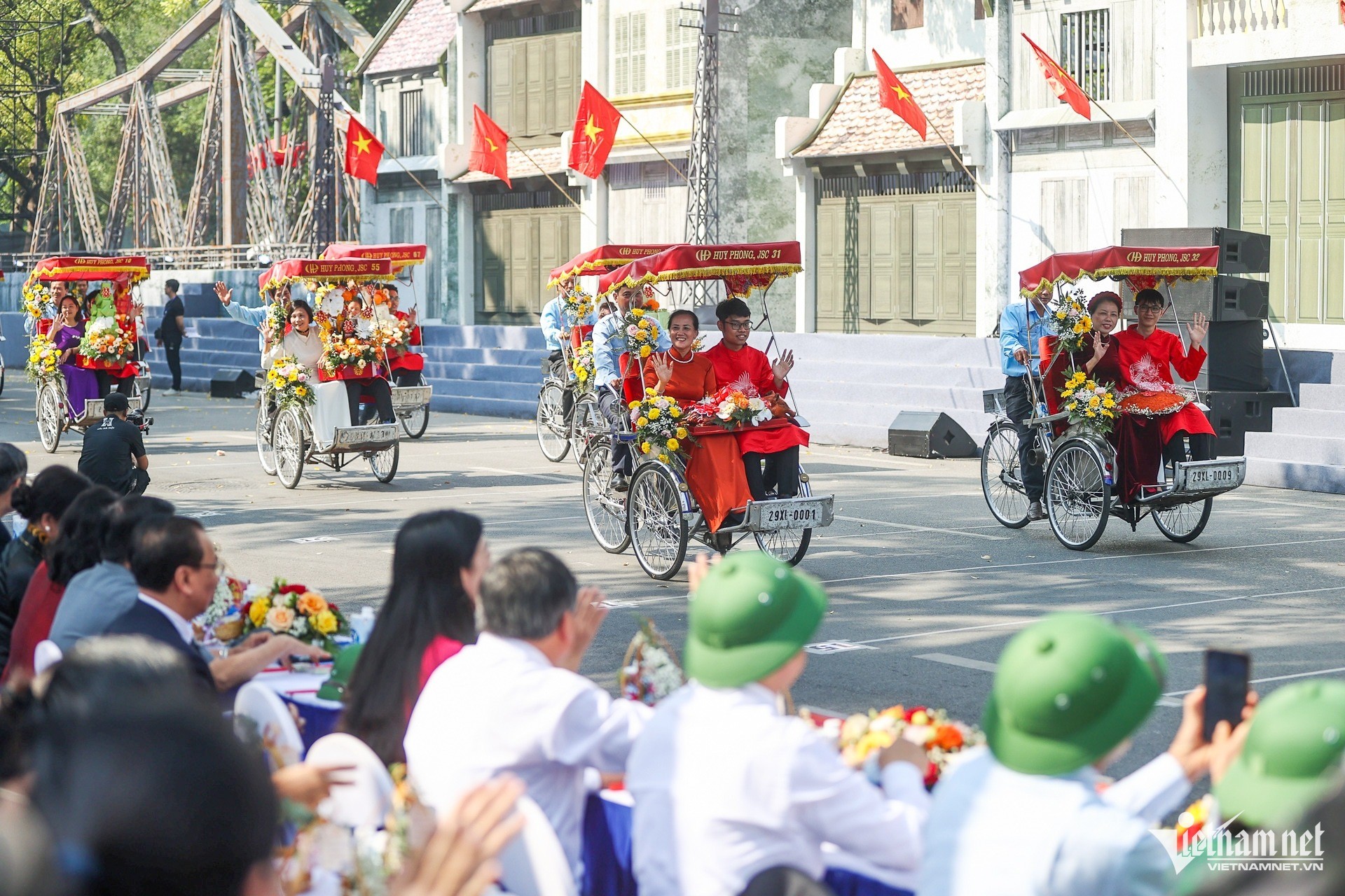 Những khoảnh khắc ấn tượng khi 8.000 người diễn thực cảnh Ngày Giải phóng Thủ đô bên hồ Gươm ảnh 16