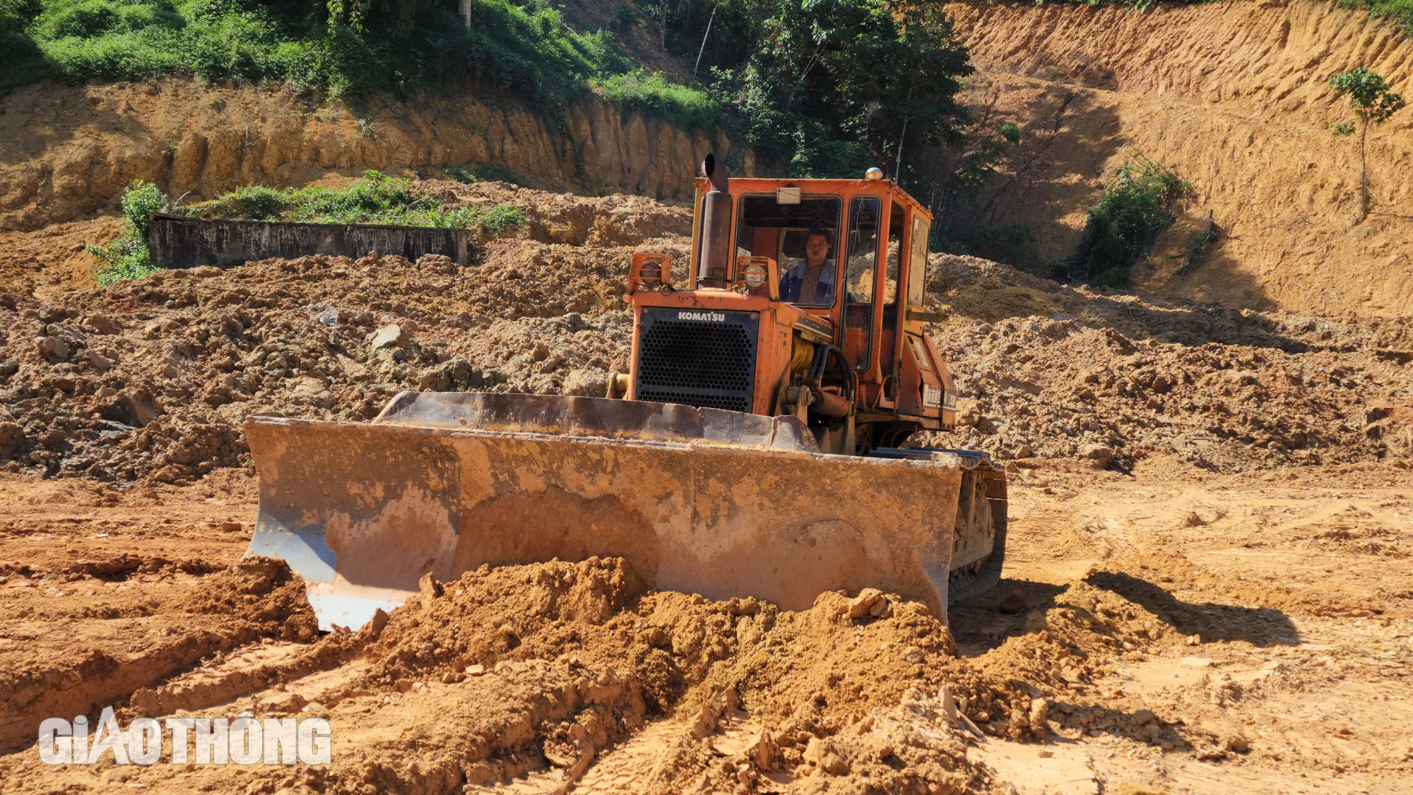 Tranh thủ thời tiết thuận lợi đẩy tiến độ thi công cao tốc Tuyên Quang - Hà Giang- Ảnh 4.