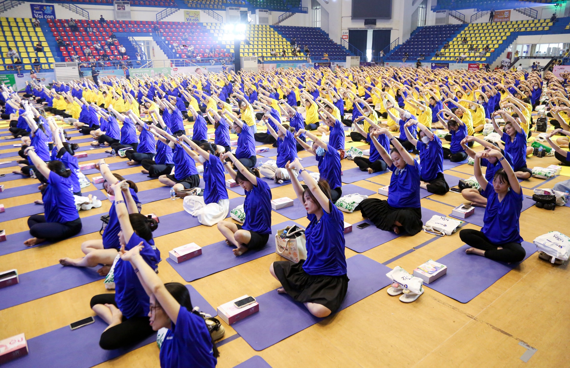 Gần 1.000 mẹ bầu ở Hà Nội đồng diễn Yoga gây mãn nhãn- Ảnh 3.