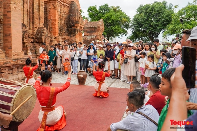 Văn học nghệ thuật các dân tộc thiểu số phát triển phong phú và đa dạng - Ảnh 2.