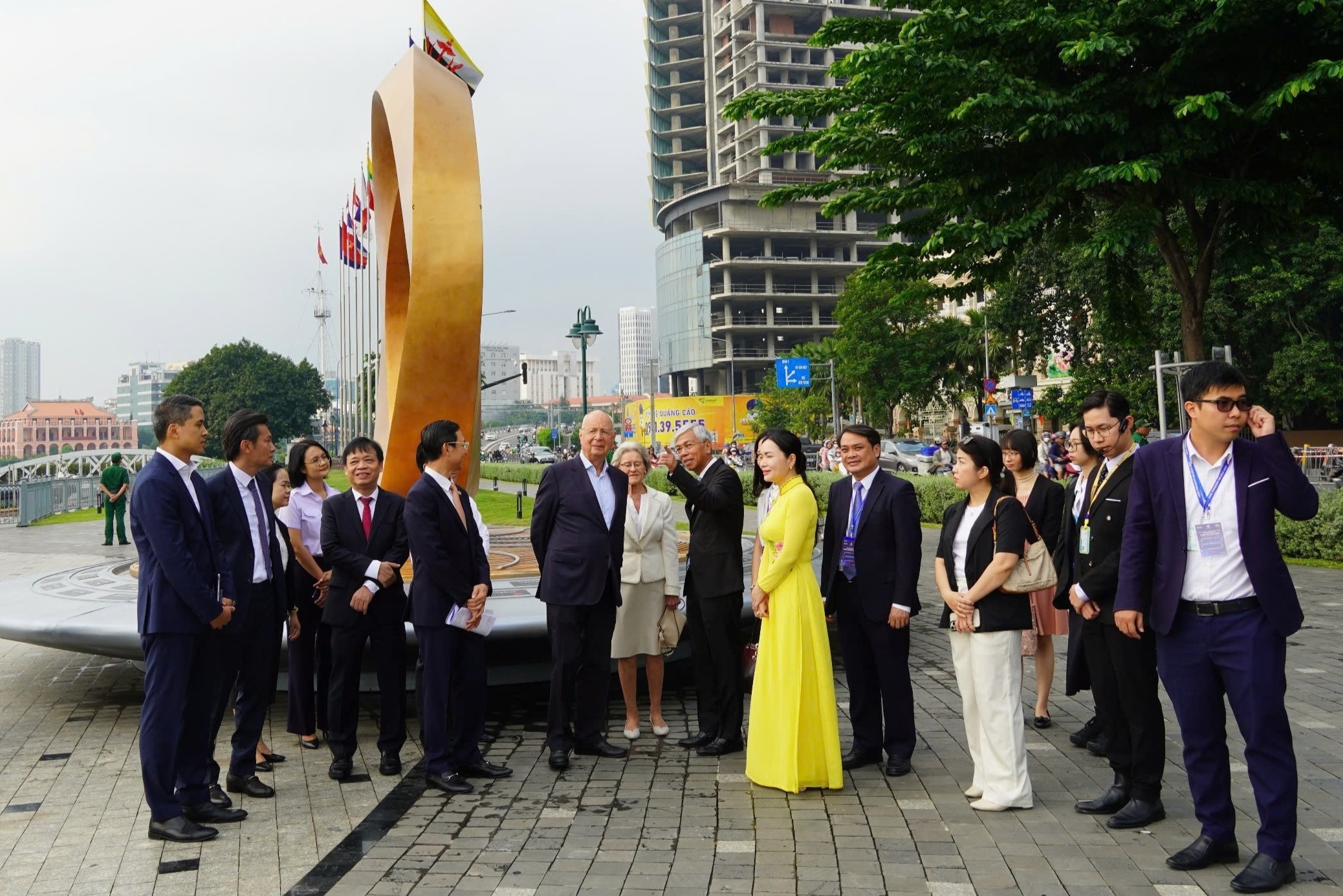 Chủ tịch Diễn đàn kinh tế thế giới: 'Hãy dạy người trẻ cách tiếp cận kiến thức'- Ảnh 4.