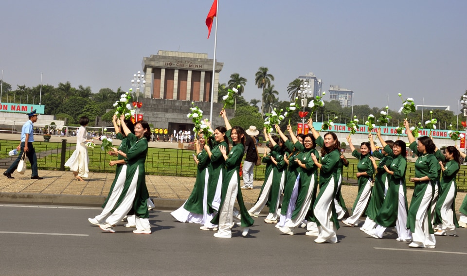 Phụ nữ Thủ đô tham gia sự kiện Carnaval Áo dài "Phụ nữ Thủ đô hội nhập và phát triển”. Ảnh: Hoài Nam